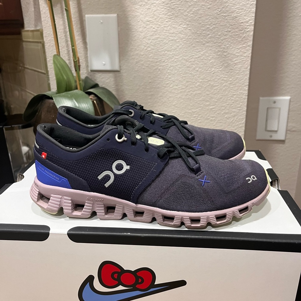 Womens On Cloud sneaker size 8